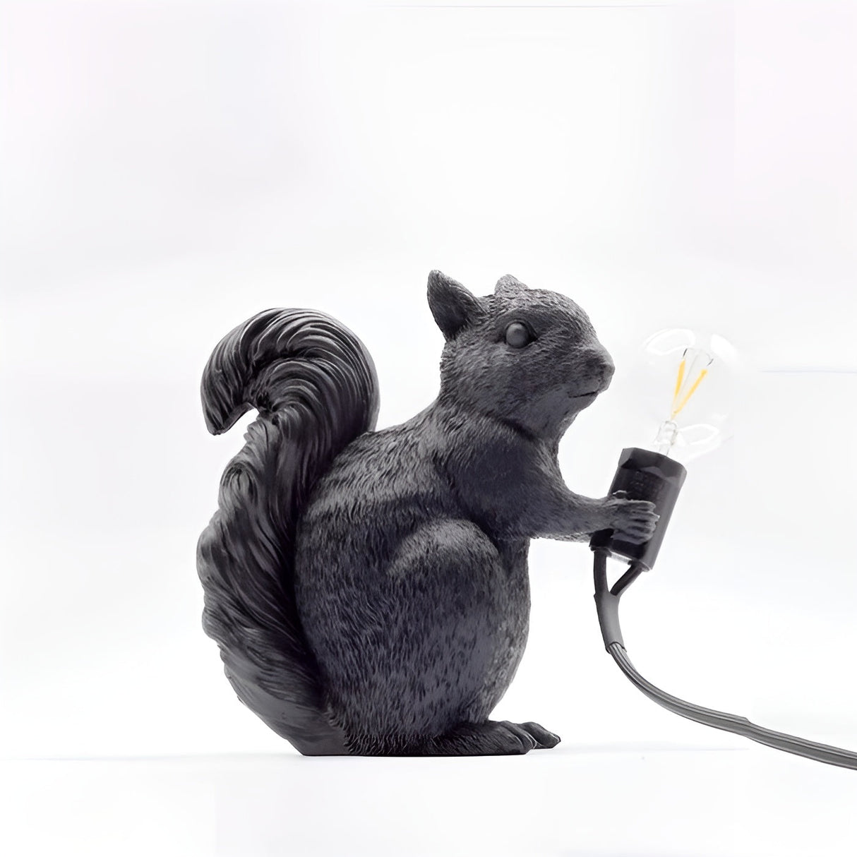 Bordslampa med ekorrfigur – Söt dekordetalj i nordisk design Carvallo