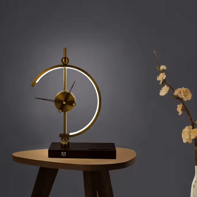 Luxora Återuppladdningsbar Lampa Klocka – Qi Trådlös Laddare, LED Skrivbord Accent Carvallo