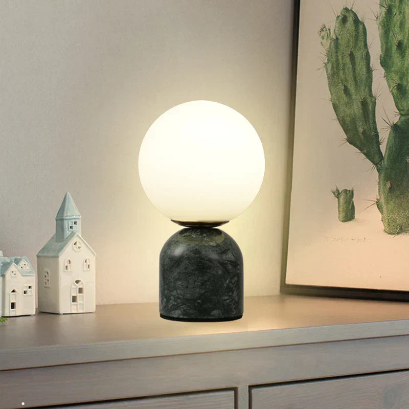 MarbleLume - Modern Marmor Bordslampa med Rund Glaskupa | Stilren Belysning Carvallo