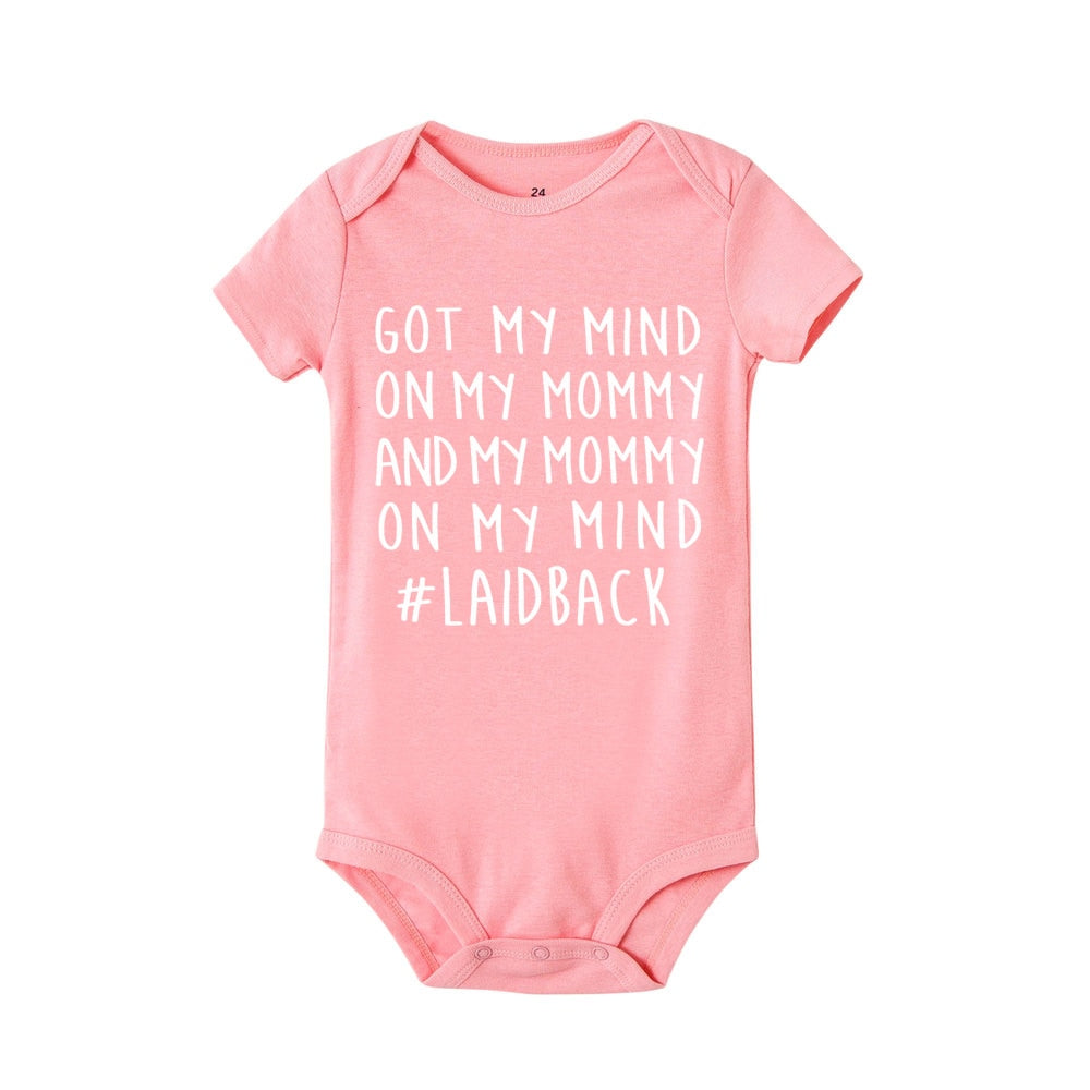 Jag tänker på min mamma Onesie-Kids-Hemnix-Rosa med vit text-0-3M-Hemnix