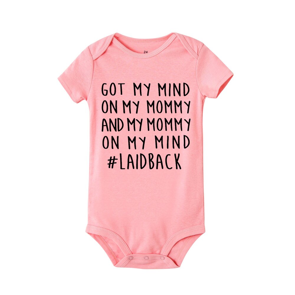 Jag tänker på min mamma Onesie-Kids-Hemnix-Rosa med svart text-0-3M-Hemnix