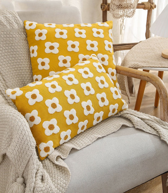 Carvallo – Broderad Ländkuddeöverdrag med Lekfulla Margueriter Carvallo