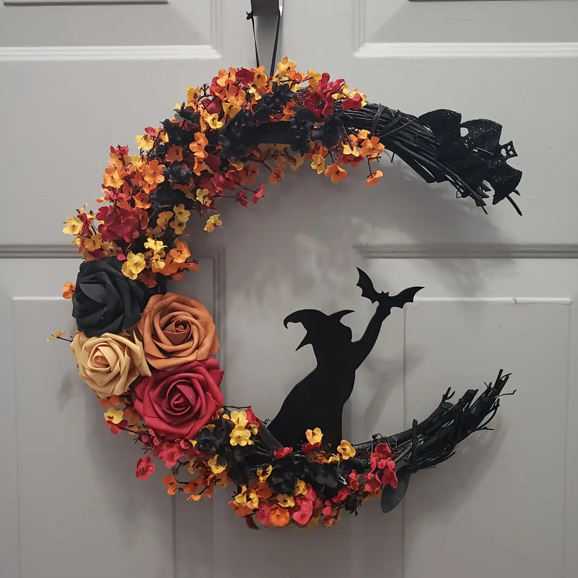 Mystic Moon Witch Wreath – Förtrollad blommig Halloween-dörrhänge MILA Sverige