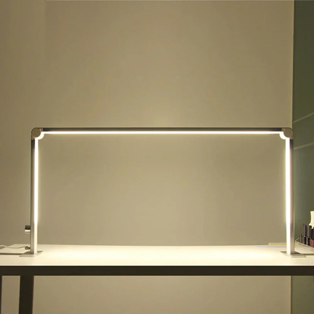 LunaGlow – Halvmåne LED Bordslampa för Kontor och Nagelstudio Belysning Carvallo