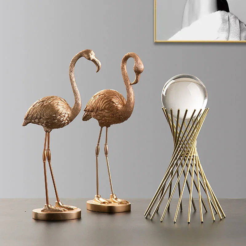 Lyxig gyllene flamingoskulptur - Elegant tropisk fågelstaty för modern heminredning MILA Sverige