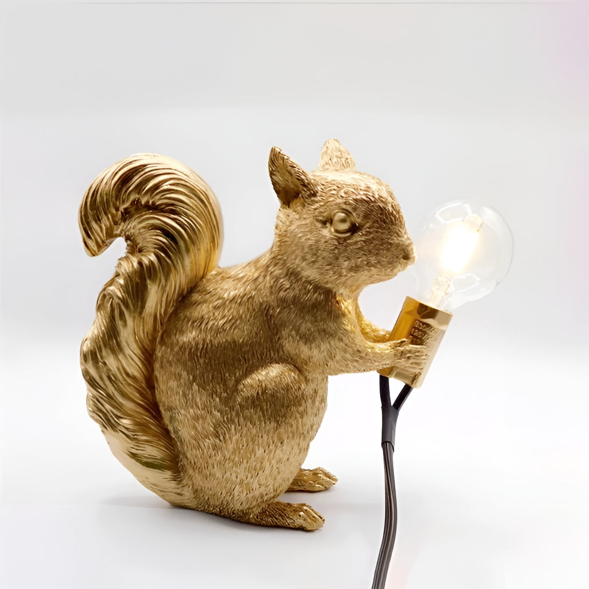 Bordslampa med ekorrfigur – Söt dekordetalj i nordisk design Carvallo