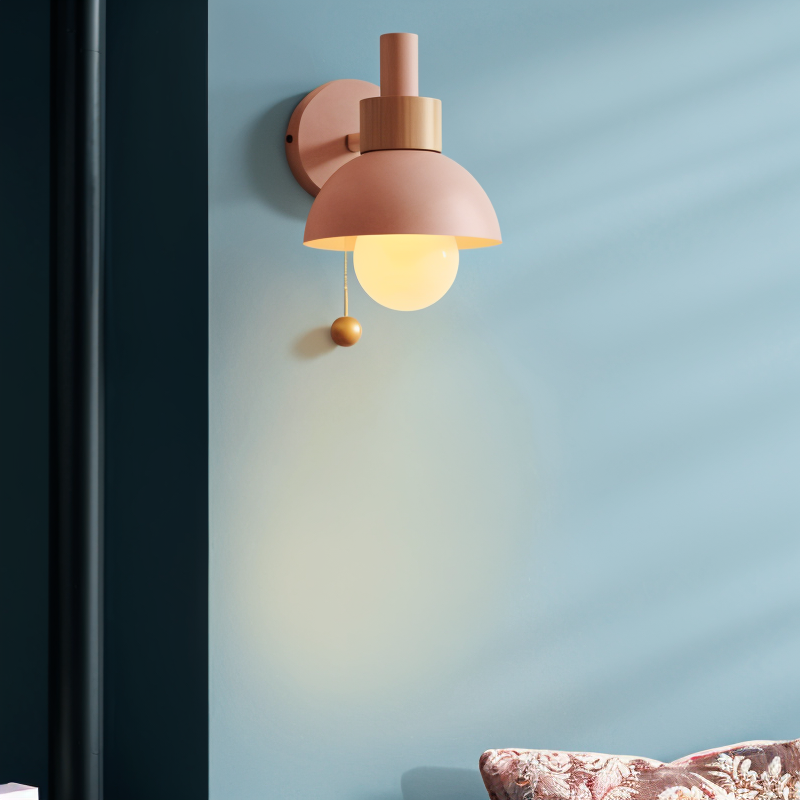 Minimalistisk Trä Vägglampa med Dragomkopplare – Mjuk Pastell Modern Design Carvallo