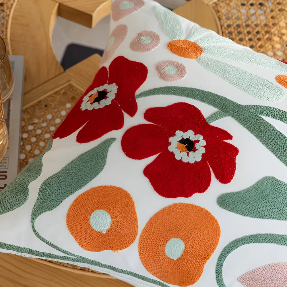 SleepBloom – Blomsterbroderad kuddfodral för elegant komfort och avkoppling Carvallo