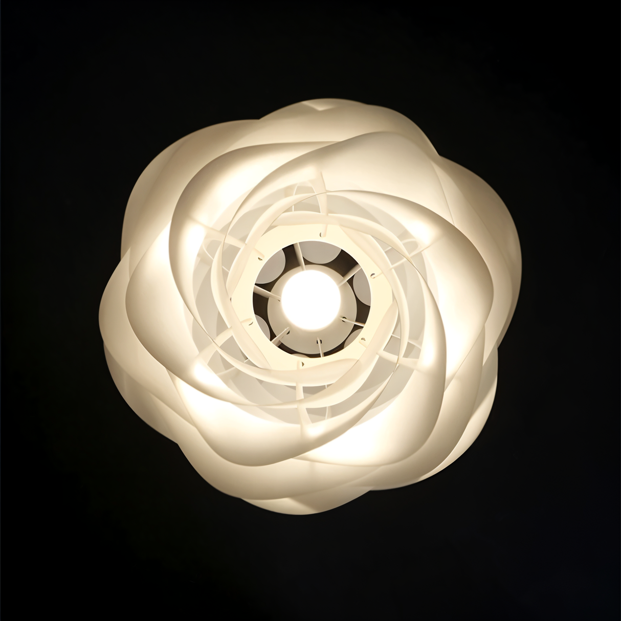 Aurora Taklampa – Stilren PVC Pendel i Blomdesign Hemnix
