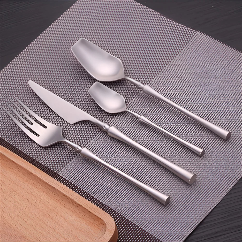 RoyalEssence – Lyxigt bestickset med elegant design för den ultimata matupplevelsen Carvallo