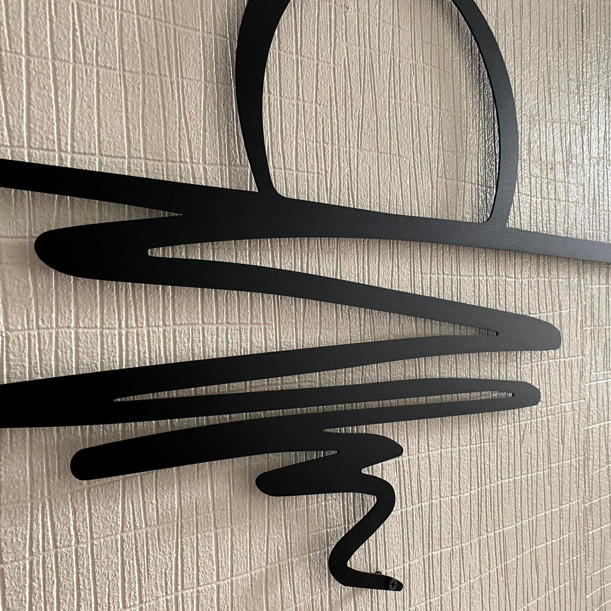 SmokeWhirl Dekor - Minimalistisk Curling Rök Metall Väggdekoration Carvallo