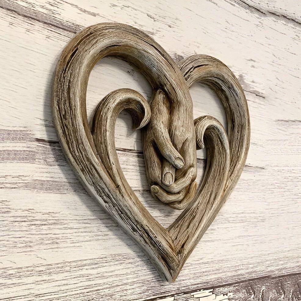 Handshake Embrace - Modern kärleksdekoration i trä för ett lyxigt hem Carvallo