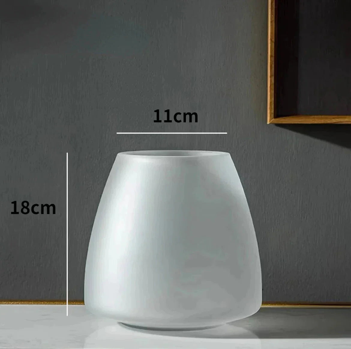 Kaffeefärgad glasvas med frostad yta – Nordic Light lyxstil för din dekoration Carvallo