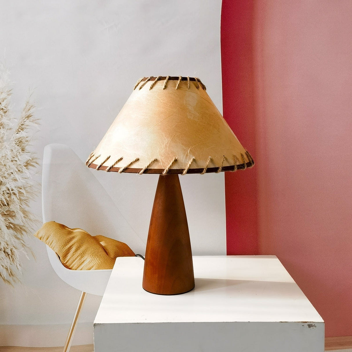 Skandinavisk Mid-Century Stil Trä Bordslampa Carvallo