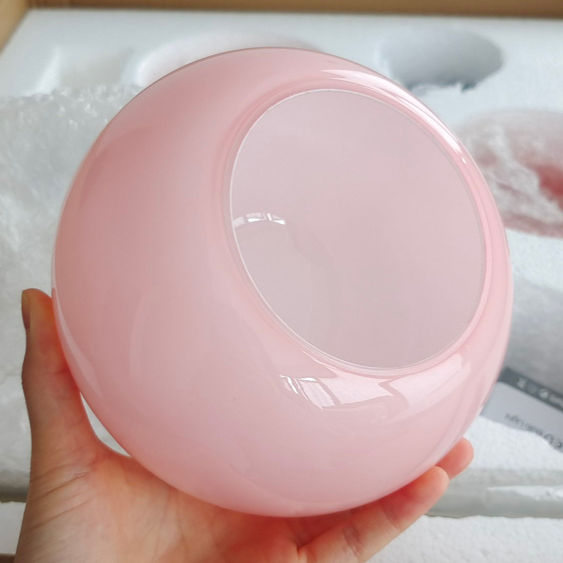 Taklampa med rosa glasglobskärmar Carvallo