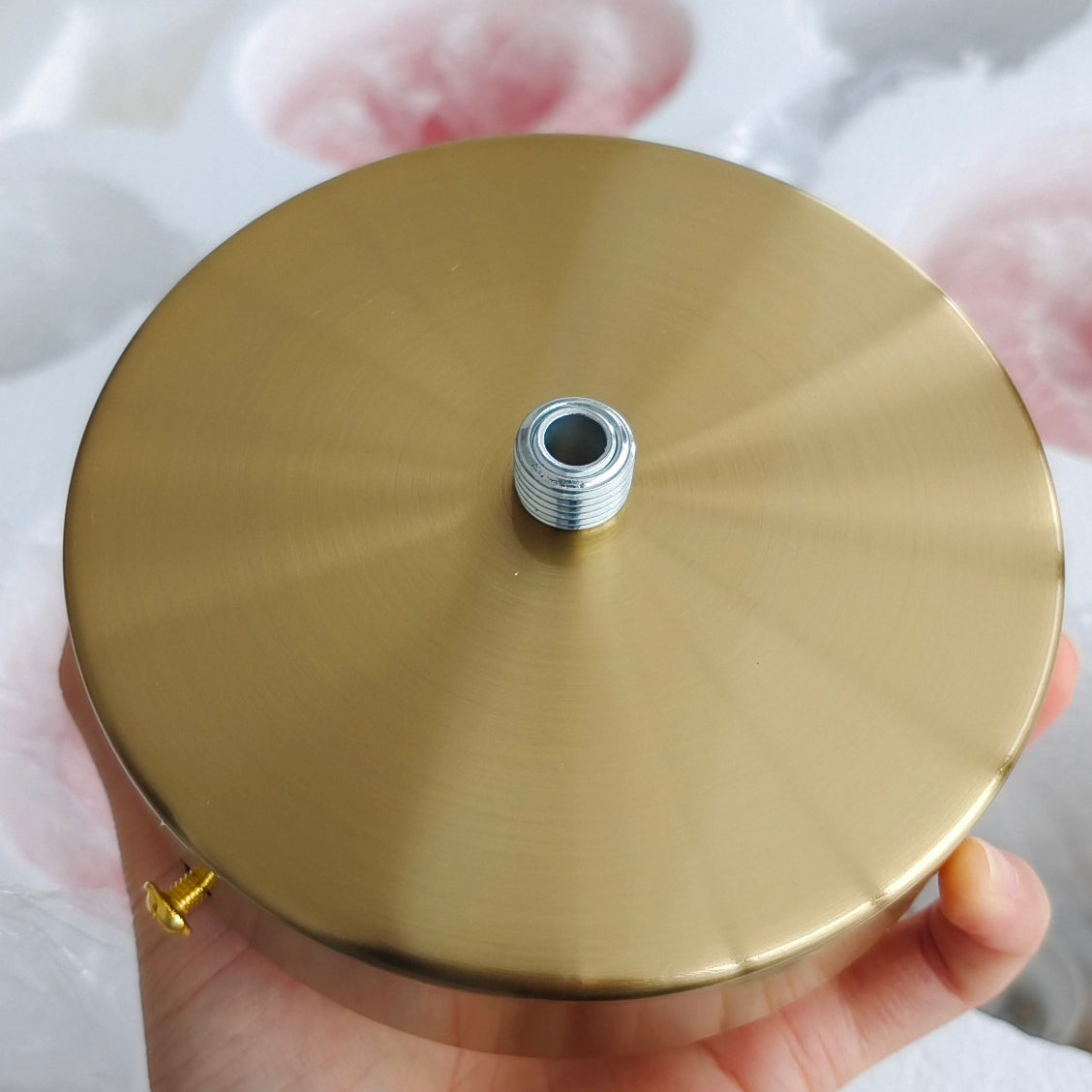 Taklampa med rosa glasglobskärmar Carvallo