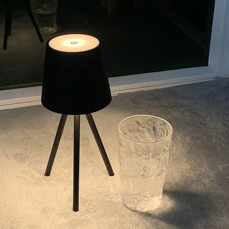 Carvallo - Stilren bordlampa med stativ för moderna rum Carvallo