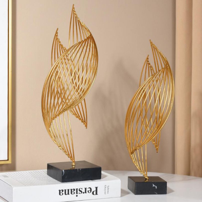 Golden Wave metallskulptur – elegant abstrakt dekor MILA Sverige