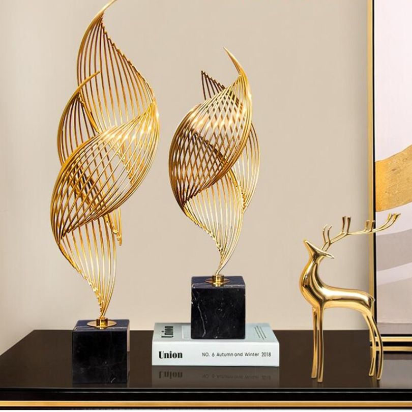 Golden Wave metallskulptur – elegant abstrakt dekor MILA Sverige