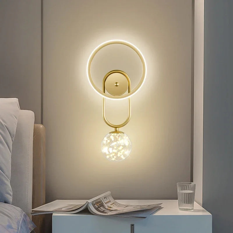 LuxeGlow – Modern LED Vägglampa i Guld med Glaskula Carvallo