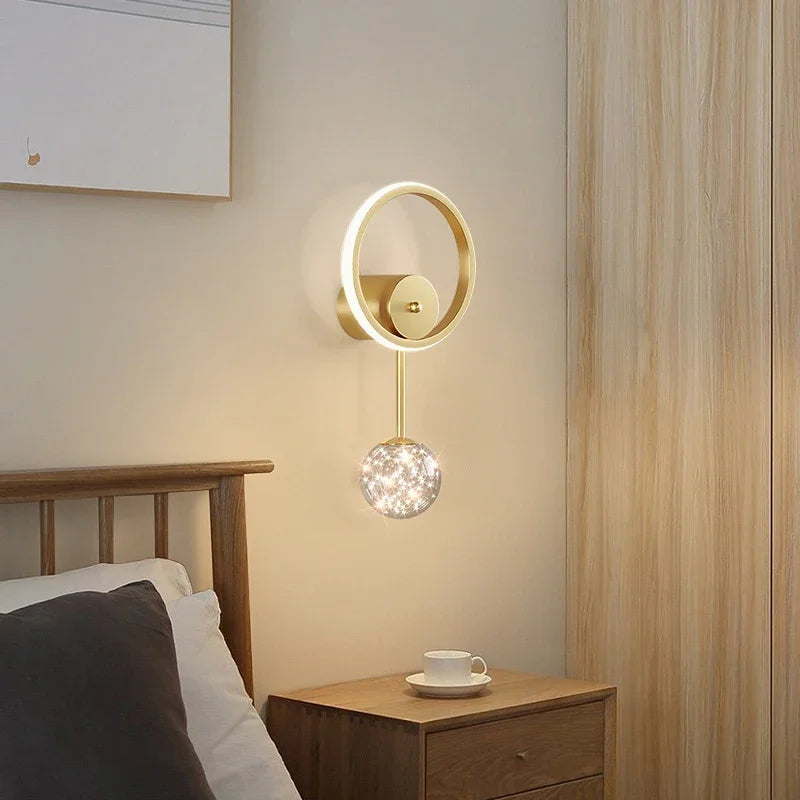 LuxeGlow – Modern LED Vägglampa i Guld med Glaskula Carvallo