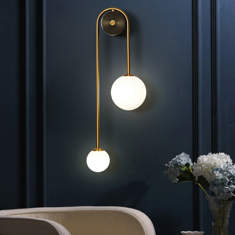 Brass Arc Wall Sconce Två Huvuden Opal Glas Skärm Belysning Carvallo
