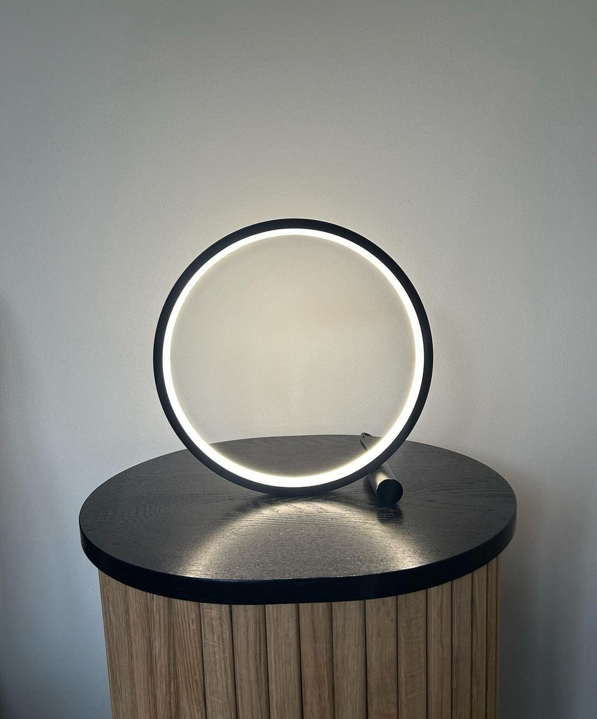 Circle LED Touch Lamp Metall Akryl Modern Skrivbordslampa Carvallo