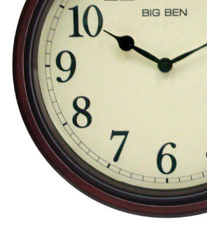 Klassisk brun träväggklocka för tidlös heminredning Carvallo