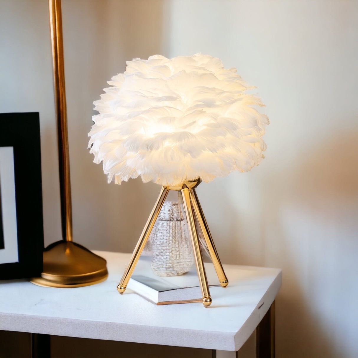 Elegant fjädrar bordslampa med mjukt gyllene ambient ljus Carvallo