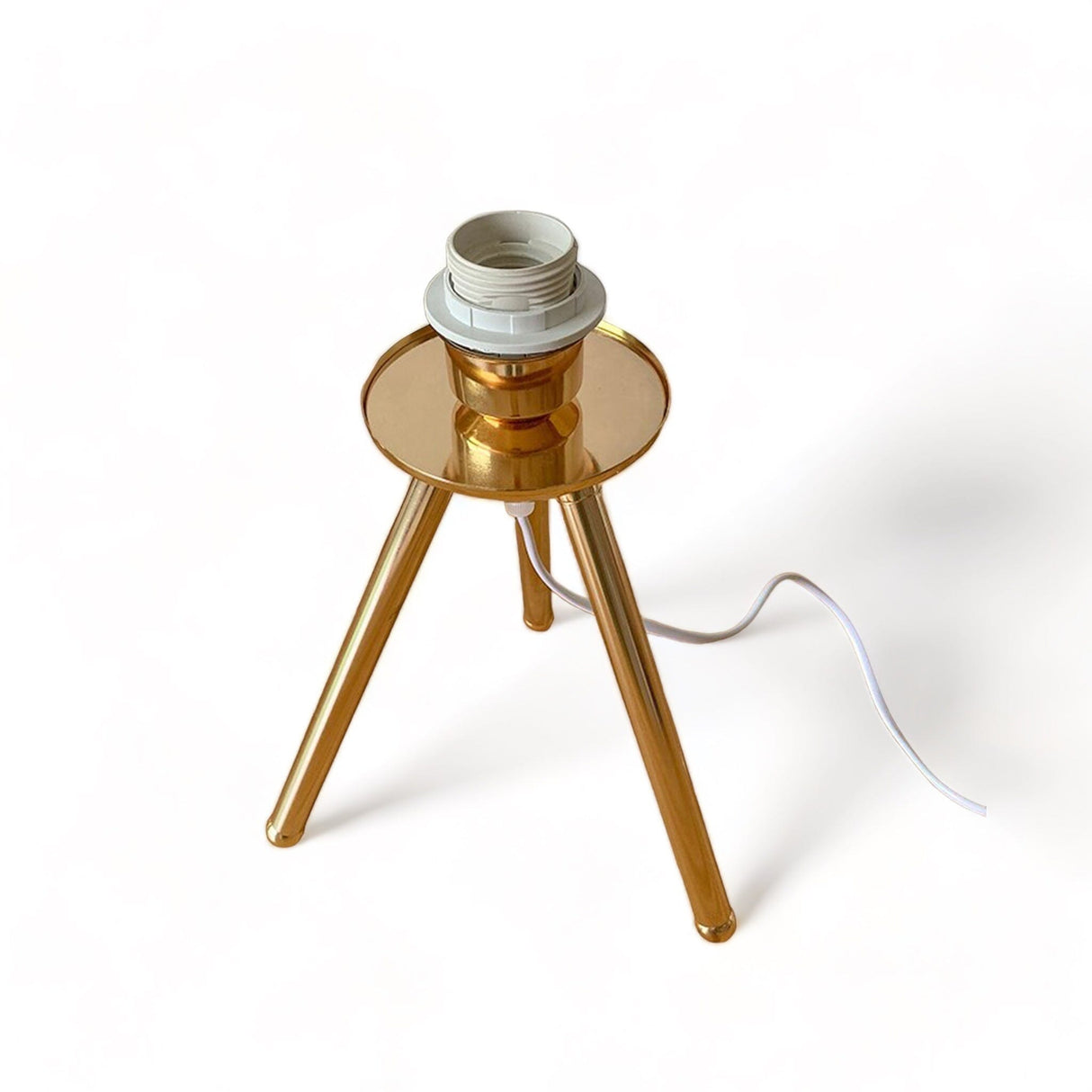 Elegant fjädrar bordslampa med mjukt gyllene ambient ljus Carvallo