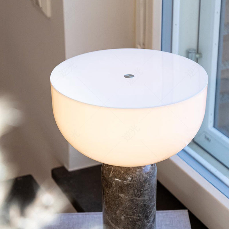 Elegant marmorlampe med förfinad marmorbas belysning Carvallo