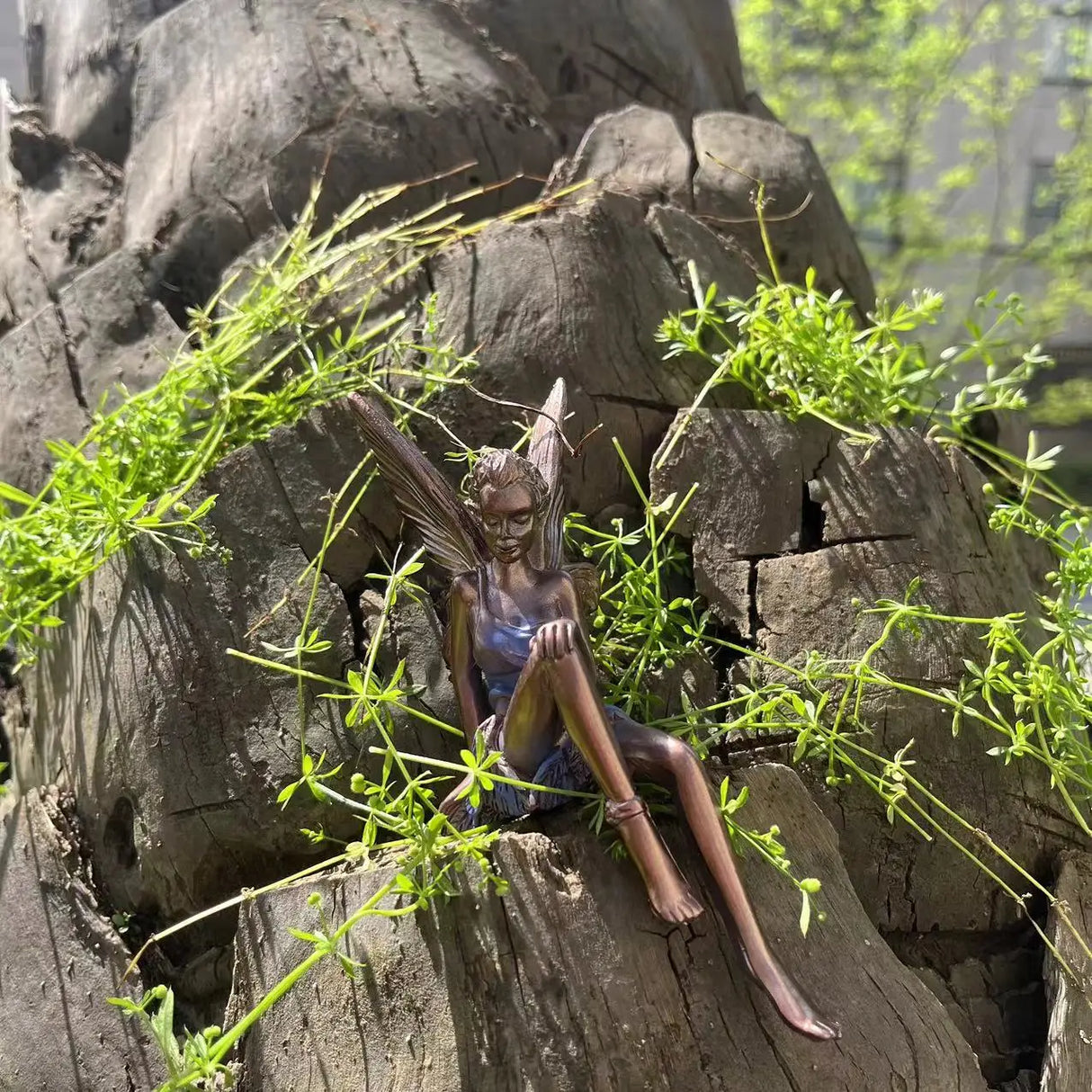 Trädgårdstrollskulptur gjord av resin dekorativ utomhusaccent Carvallo