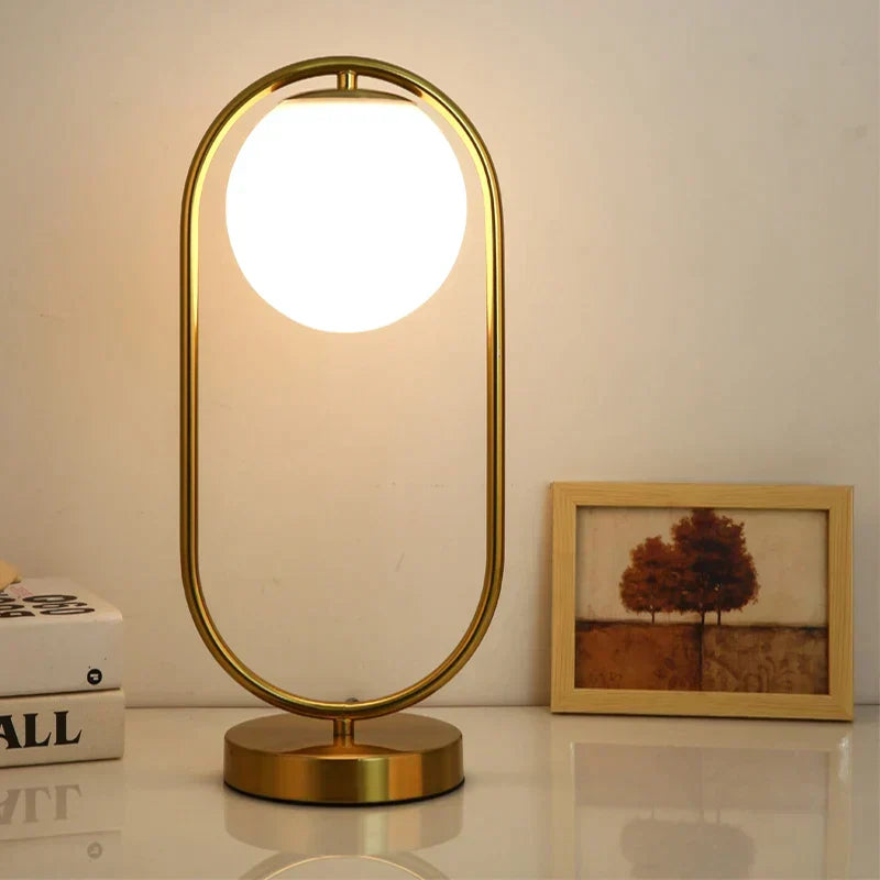 Modern glasglob bordslampa med varmt ambient ljus Carvallo