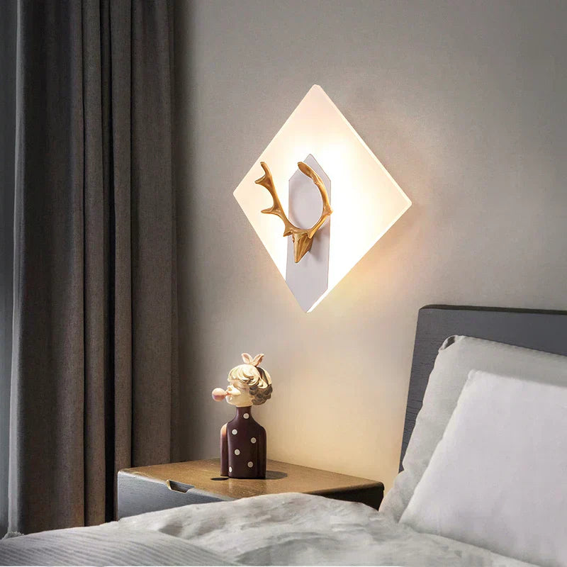 AntlerGlow - Modern LED Vägglampa med Gevärkdesign – Dekorativ Belysning Carvallo