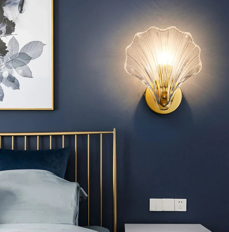 CoralGlimmer – Modern LED Vägglampa i Snäckformad Glasdesign Carvallo