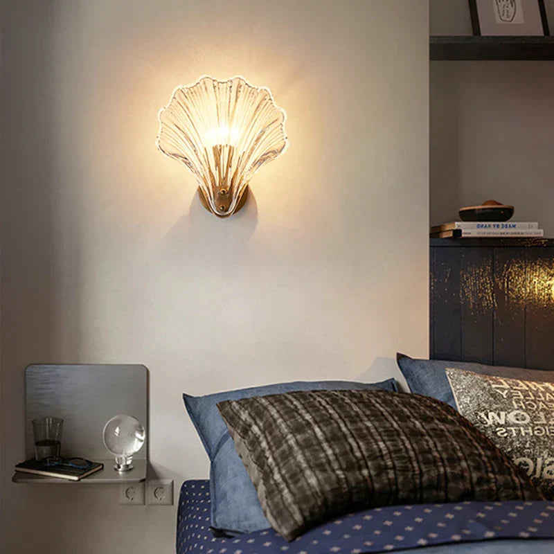 CoralGlimmer – Modern LED Vägglampa i Snäckformad Glasdesign Carvallo