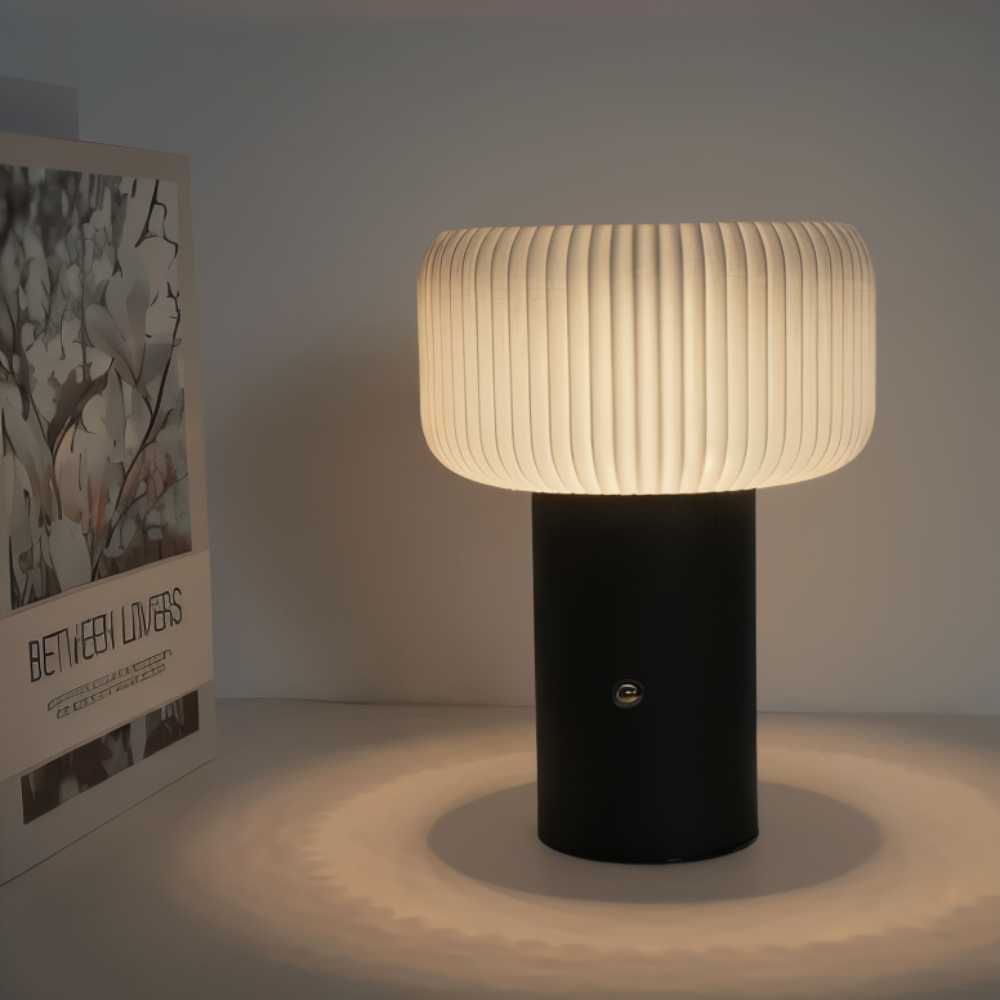 NordicGlow Bordslampa – Elegant Ribbad Lampa i Svampform Hemnix