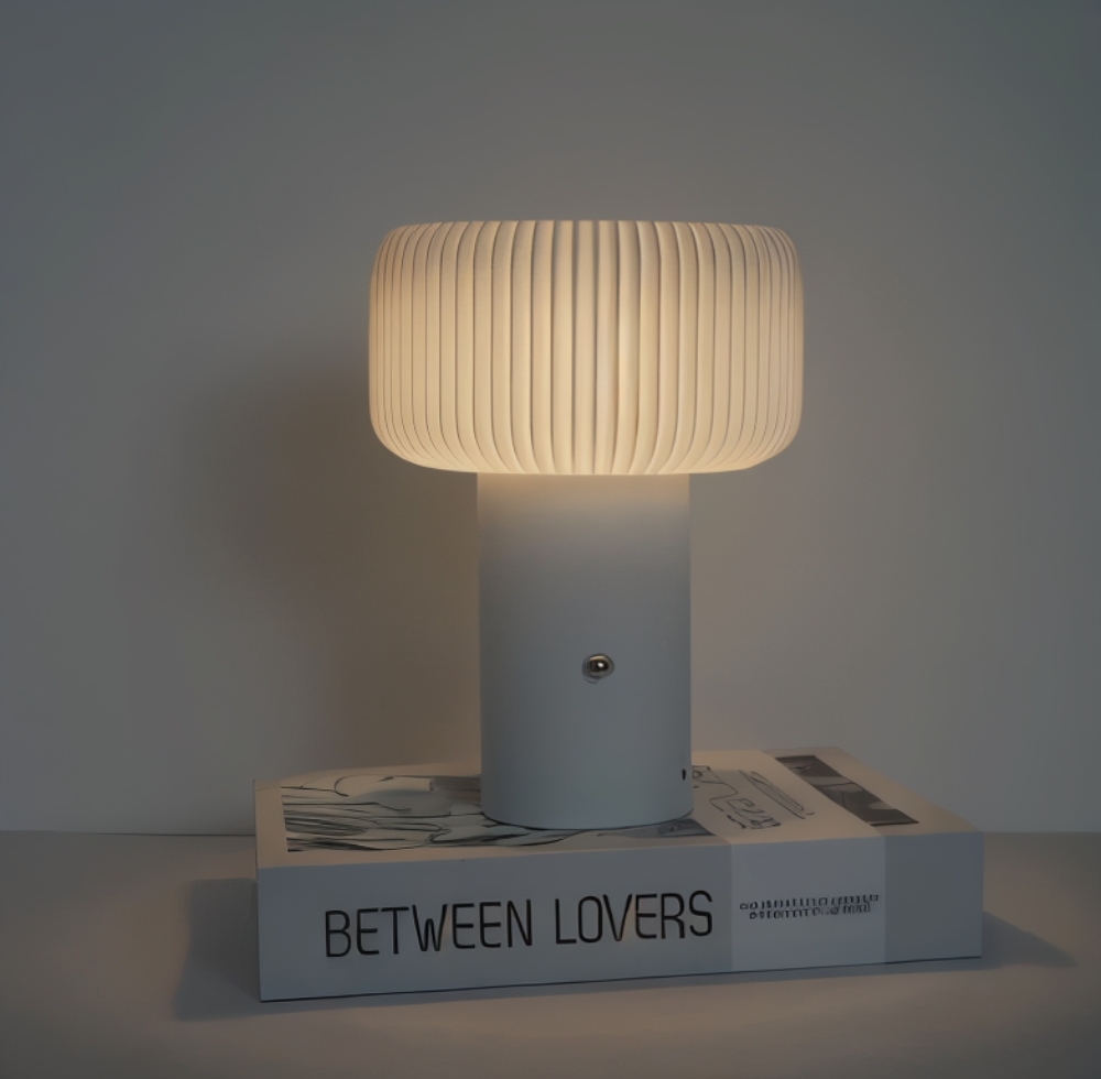 NordicGlow Bordslampa – Elegant Ribbad Lampa i Svampform Hemnix