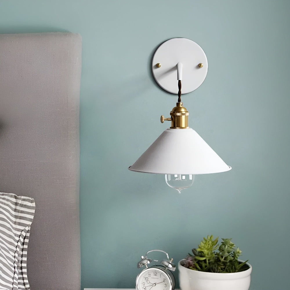 Retro Vägglampa i Metall – Vintageinspirerad Väggbelysning med Konformad Skärm Hemnix