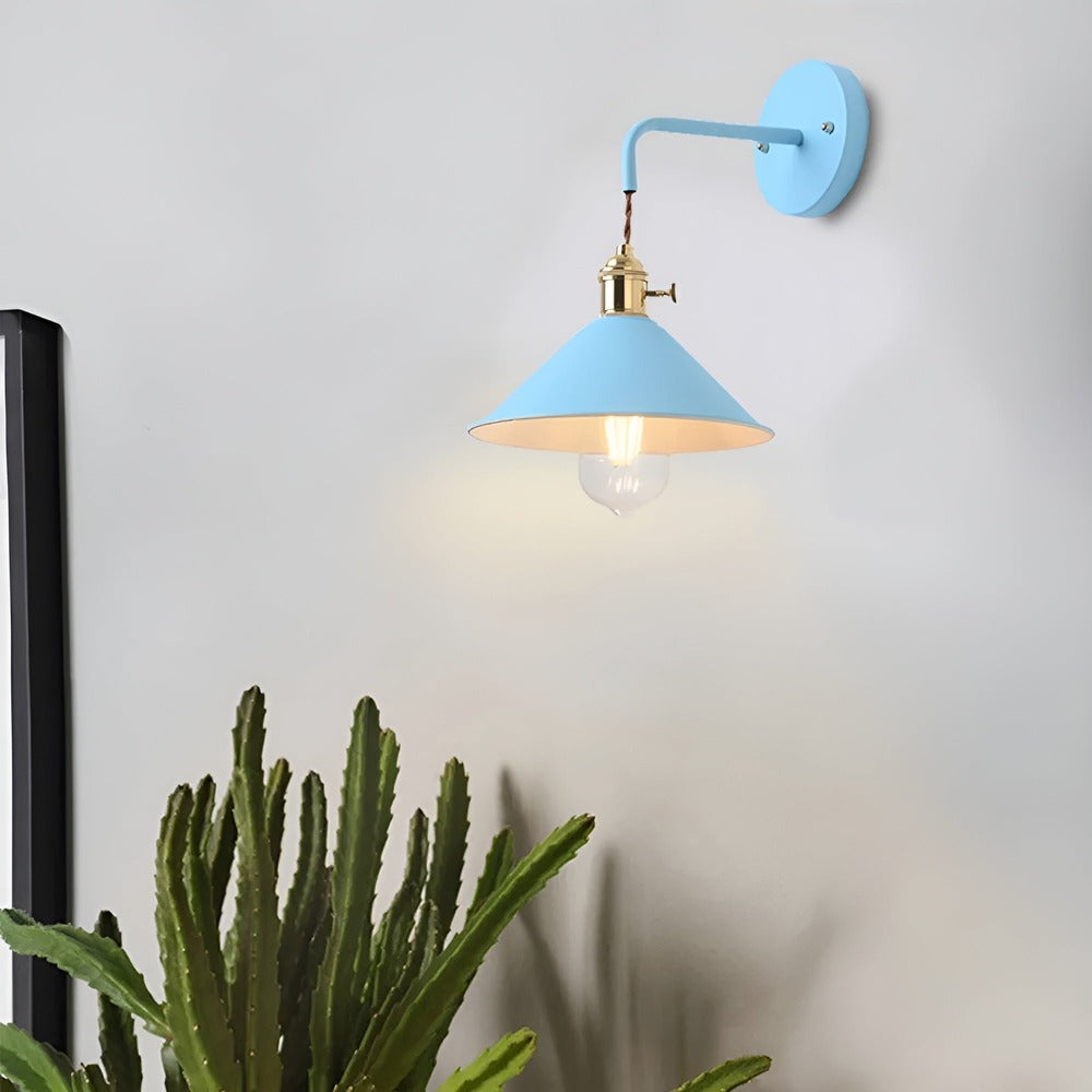 Retro Vägglampa i Metall – Vintageinspirerad Väggbelysning med Konformad Skärm Hemnix