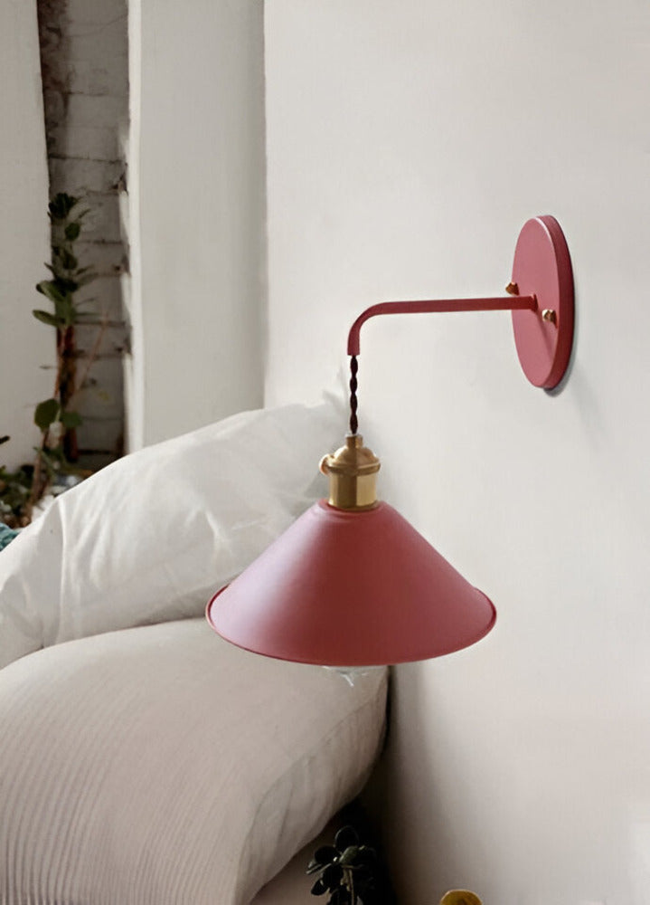Retro Vägglampa i Metall – Vintageinspirerad Väggbelysning med Konformad Skärm Hemnix