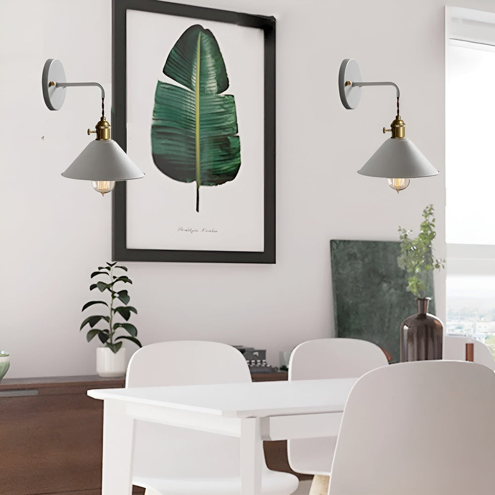 Retro Vägglampa i Metall – Vintageinspirerad Väggbelysning med Konformad Skärm Hemnix