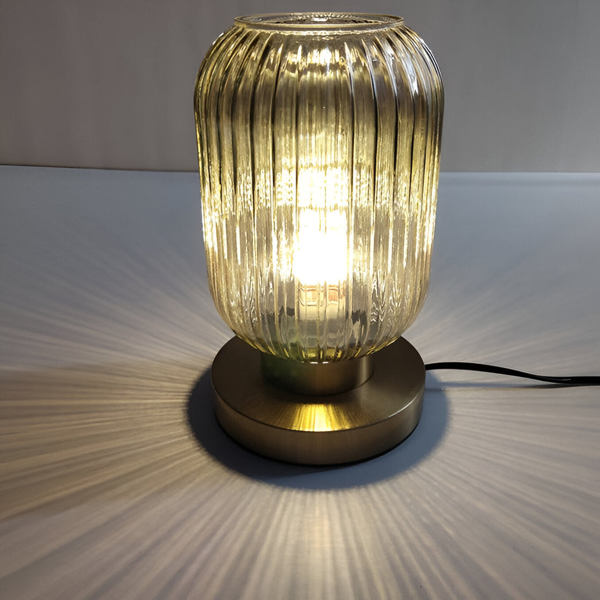 LumoRib – Elegant Bordslampa med Ribbade Glasdetaljer Hemnix