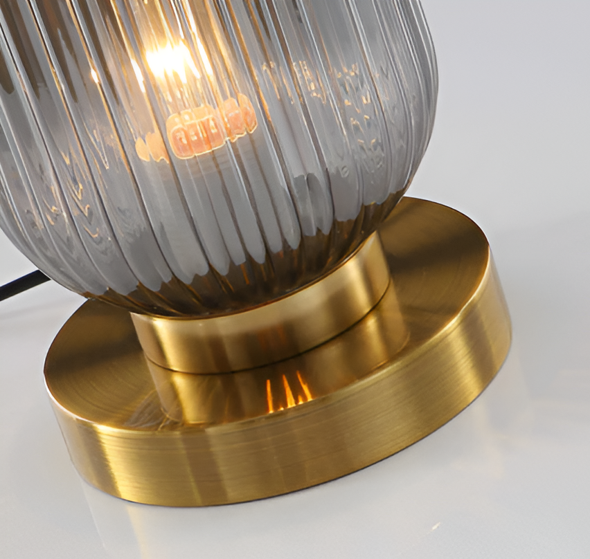 LumoRib – Elegant Bordslampa med Ribbade Glasdetaljer Hemnix