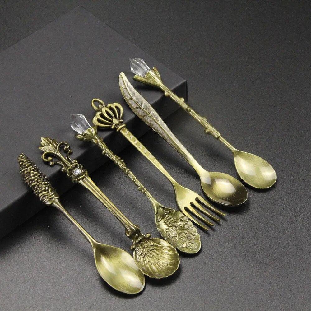 RegalLeaf - Utsmyckad vintage teske-set för elegant servering Carvallo