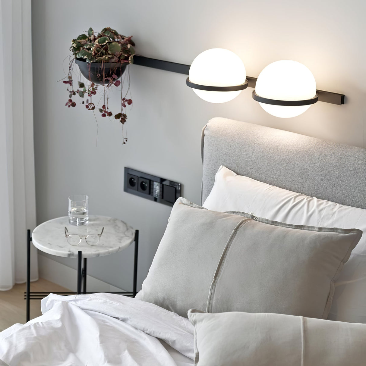 Snygg globformad utomhusvägglampa Carvallo