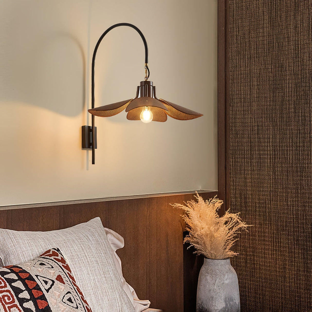 FloraLume – Blomformad Vägglampa för Elegant Belysning Carvallo