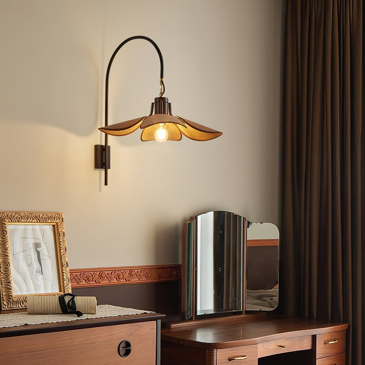 FloraLume – Blomformad Vägglampa för Elegant Belysning Carvallo