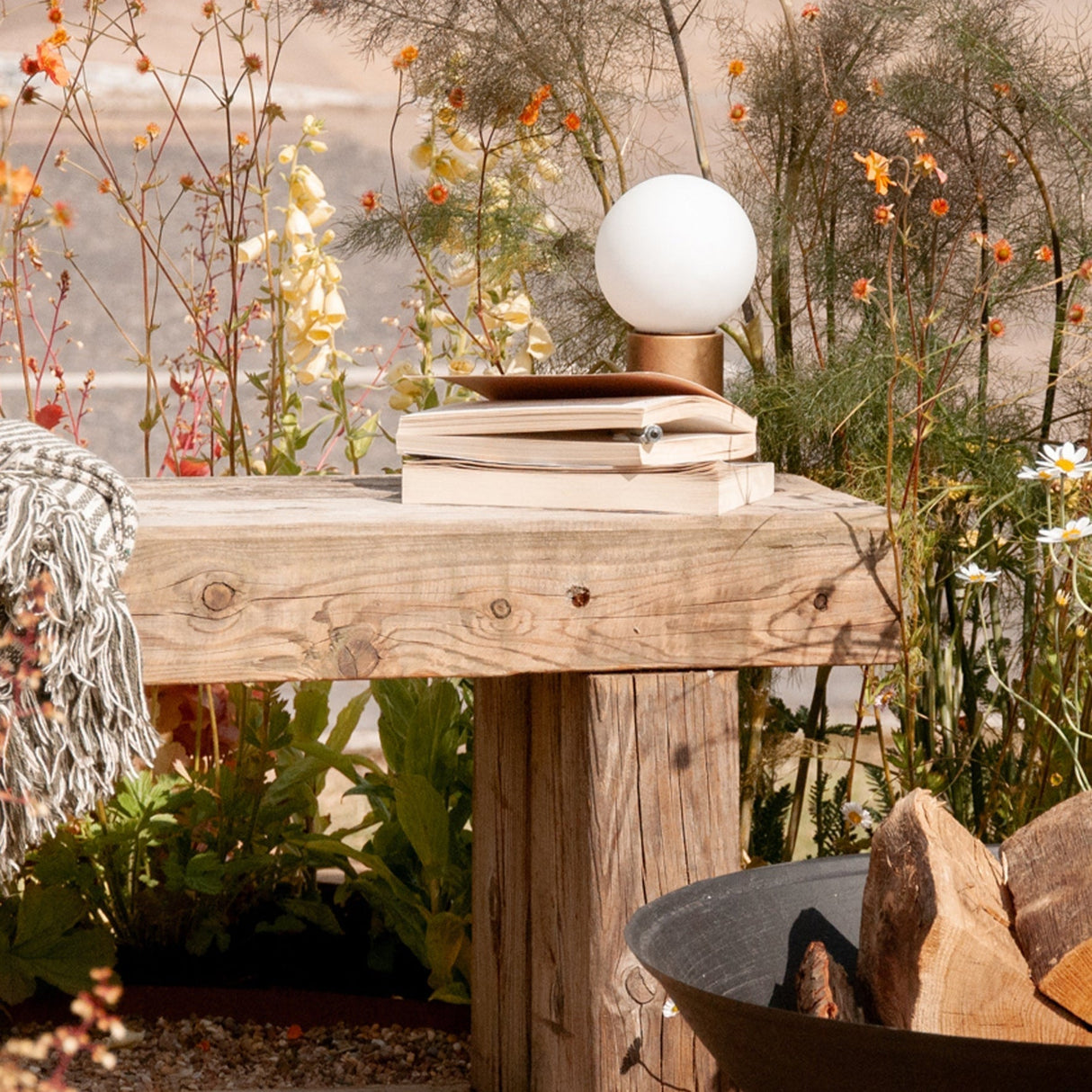 Porta Bordsbelysning | Trådlösa Sänglampor | Åldrad Mässing & Opal Glas | Touch Dimming | Brick by Brick London Carvallo