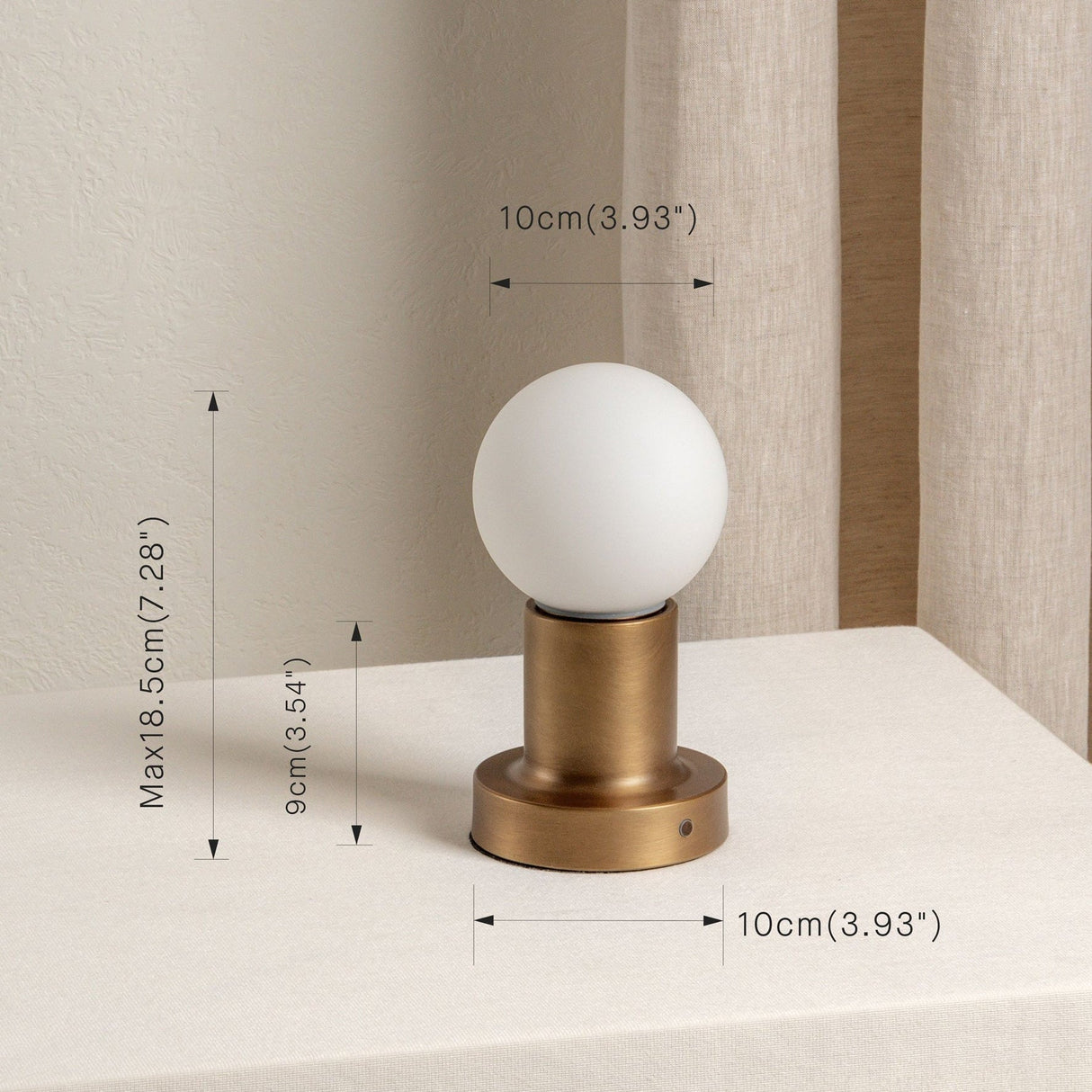 Porta Bordsbelysning | Trådlösa Sänglampor | Åldrad Mässing & Opal Glas | Touch Dimming | Brick by Brick London Carvallo